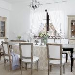 Część jadalna w stylu francuskim: duży stół i pięknie obite krzesła.