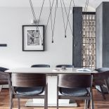 Część jadalni została wydzielona tak, aby była sercem salonu, jej najważniejszy charakter akcentuje nowoczesna lampa