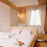 Część łazienkową oddziela od sypialni niska ścianka za wezglowiem łóżka.