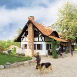 Część podwórza wyłożona jest brukiem, jak w tradycyjnych zabudowaniach rzemieślniczych Prus Wschodnich.