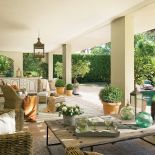 Część tarasu jest letnią jadalnią. Andaluzyjska rezydencja wokół patio