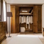 Czterodrzwiowa intarsjowana szafa z kolekcji Sforza nawiązuje do rzemieślniczych tradycji regionu Werony. BRUNO PIOMBINI