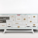 Czy komoda może mieć każdą szufladę inną, niedopasowane uchwyty i mimo to zachwycać swoim wyglądem?