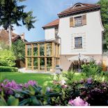 Czym kończy się równanie: stuletnia czynszówka plus plany z epoki? Imponującą artdecowską willą z oranżerią.