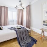 Czym zasłonić okno w sypialni