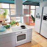 Nowoczesny okap kuchenny w nowocześnie urządzonej kuchni.