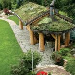 Dach wiaty porośnięty jest dywanem niskich kolorowych roślin.