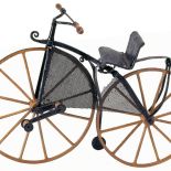 Damka Boneshaker z drewnianymi kołami, z 1870 r. Fot. Forum