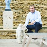 David Carden z foksterierem Brillo. Rezydencja w stajni