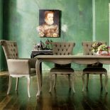 Dębowa jadalnia Villa z neobarokowymi akcentami. Stół kosztuje 3599 zł, krzesła - od 1409 zł. HEDO DESIGN