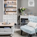 Dębowe meble z kolekcji Avignon mogą być wykończone w kolorze szarym, kremowym czy antycznej bieli, ceny: konsola, 1585 zł