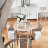 Dębowe parkiety w jodełkę pomagają zachować we wnętrzach spójność stylistyczną.