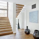 Dębowe schody to pomysł architekta Patryka Matyja, są jak dzieło sztuki. Stopnie łączą się z murem tylko z jednej