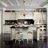 Dębowej zabudowie kuchennej Baltimora dodają blasku złocone krawędzie, Scavolini