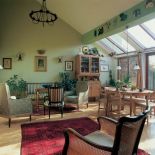 Dębowy kredens, stół i krzesła zrobiono w latach sześćdziesiątych w spółdzielni Ład. Gdy teściowie pani