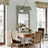 Dębowy stary stół, który przyjechał z właścicielką ze starego mieszkania.