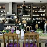 Dębowy stół w prowansalskim stylu przyjechał aż z Francji. Po rozłożeniu ma trzy i pół metra długości. Nad stołem