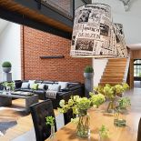 Dębowy stół ze skośnym blatem wsparty jest na połówkach pni drzew.