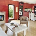 Dekoracja kominka to reliefowe czary-mary. Przypomina rozpiętą misterną koronkę, a powstała za pomocą