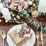 biało złote dekoracje stołu na Boże Narodzenie