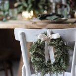 dekoracje krzeseł w jadalni na Boże Narodzenie