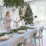 Dekoracja stołu w kolorze choinki i pozostałych dekoracji domu.