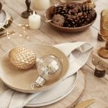 dekoracja stołu wigilijnego z bombek