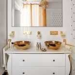 złote dekoracje do białej łazienki