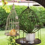 Nowoczesne wnętrza: czarna ściana, design i rodzinne pamiątki