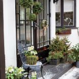 Jak udekorować drzwi: zimowy wieniec i hiacynty