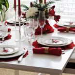 Stół wigilijny – dekoracje w czerwieni i bieli