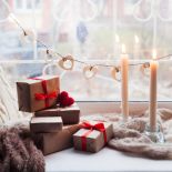 Świece wprowadzają wyjątkowy nastrój w domu.