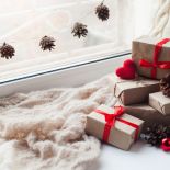 Zobacz również. Dekoracje świąteczne na okno - 10 aranżacji do domu