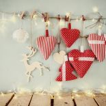 Do dekoracji okiennych warto wykorzystać lampki.