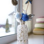 Stroik można umieścić w wazonie. Dekoracje świąteczne na okno - 10 aranżacji do domu