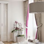 Dekoracje w domu są tak naprawdę dwie: oryginalna XIX-wieczna sztukateria i kwiaty. Właścicelka je uwielbia.