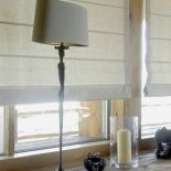 Dekoracje w jadalni. Dom z drewna i szkła