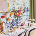 wielkanocne dekoracje stołu w kobaltowe wzory