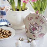 Dekoracje wiosenne. Biały domek z gankiem