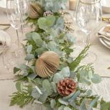 ozdoby choinkowe na świątecznym stole