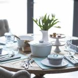 Jak udekorować stół na wielkanocne śniadanie? Radośnie, kolorowo, wiosennie. Oto najpiękniejsze dekoracje na