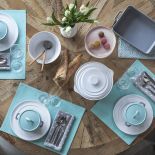 Jak udekorować stół na wielkanocne śniadanie? Radośnie, kolorowo, wiosennie. Oto najpiękniejsze dekoracje na