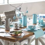 Jak udekorować stół na wielkanocne śniadanie? Radośnie, kolorowo, wiosennie. Oto najpiękniejsze dekoracje na