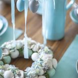 Jak udekorować stół na wielkanocne śniadanie? Radośnie, kolorowo, wiosennie. Oto najpiękniejsze dekoracje na