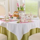 Jak udekorować stół na wielkanocne śniadanie? Radośnie, kolorowo, wiosennie. Oto najpiękniejsze dekoracje na