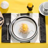 Jak udekorować stół na wielkanocne śniadanie? Radośnie, kolorowo, wiosennie. Oto najpiękniejsze dekoracje na