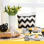 Jak udekorować stół na wielkanocne śniadanie? Radośnie, kolorowo, wiosennie. Oto najpiękniejsze dekoracje na