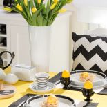 Jak udekorować stół na wielkanocne śniadanie? Radośnie, kolorowo, wiosennie. Oto najpiękniejsze dekoracje na