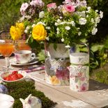 Jak udekorować stół na wielkanocne śniadanie? Radośnie, kolorowo, wiosennie. Oto najpiękniejsze dekoracje na