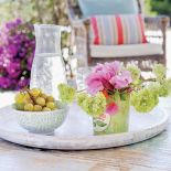 Ariadna całe dnie spędza wdychając zapach rozmarynu rosnącego na zboczach. Werand ma przy domu tyle, że z każdego pokoju